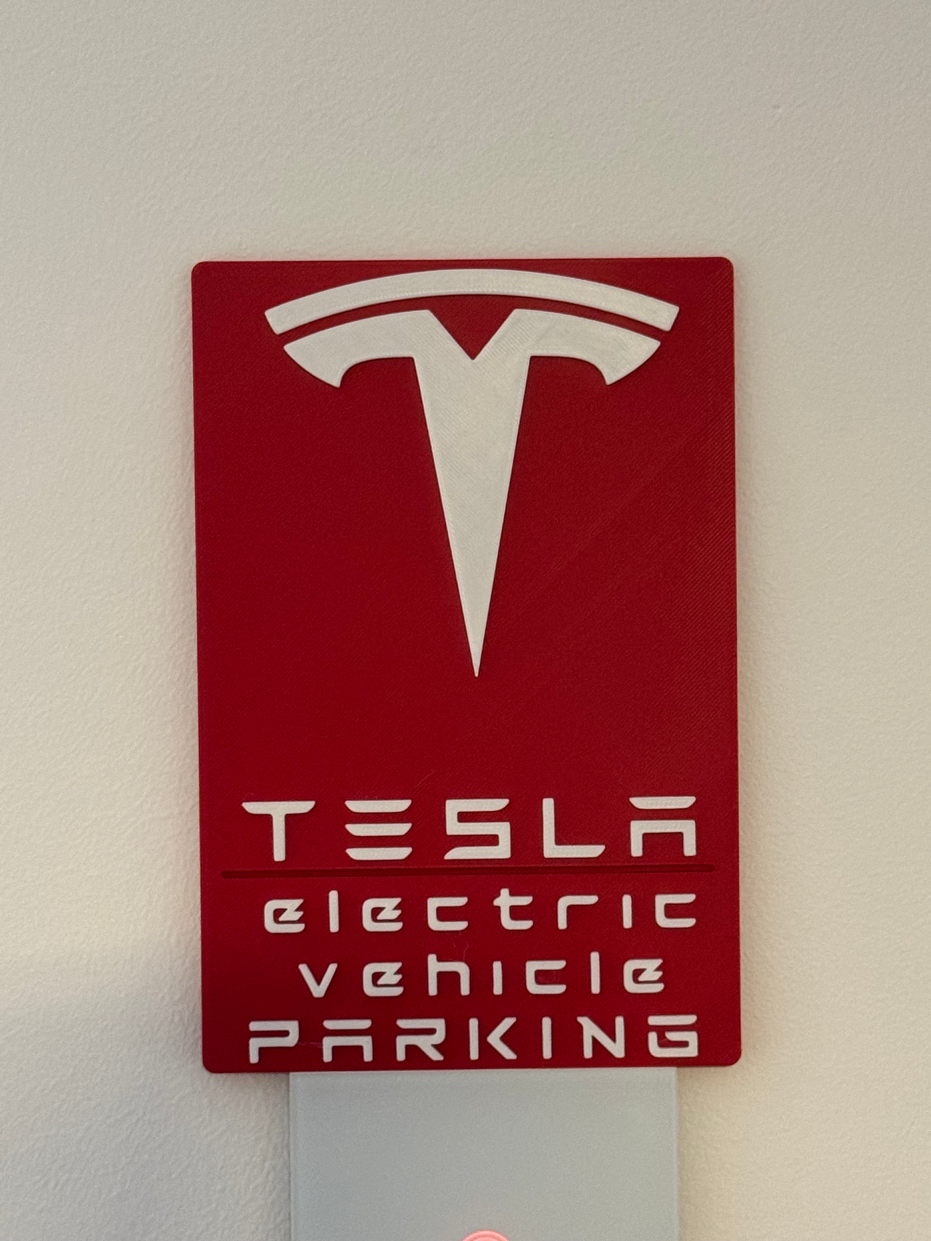 Tesla electric vehicle parking tábla